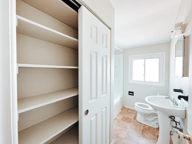 Building Photo - 3025 S Byrne Rd