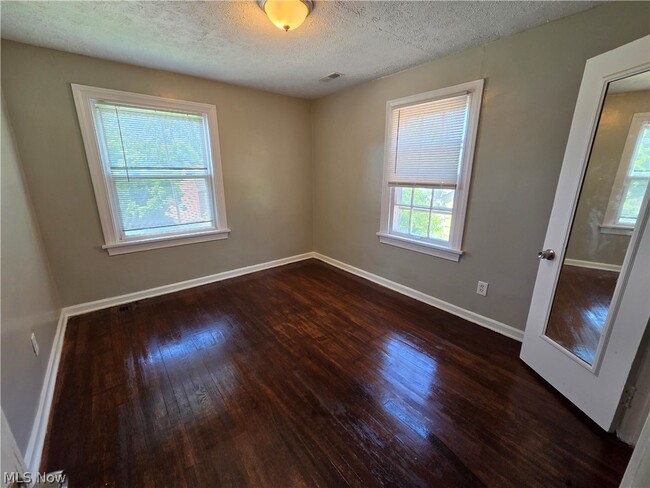 Building Photo - 1405 Villa Dr