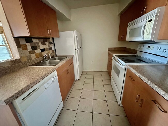 Building Photo - 2 Bedroom Condo w/ Water and Internet Incl...