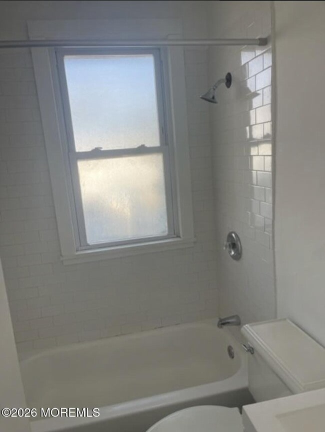 Building Photo - 24 Bay Ave