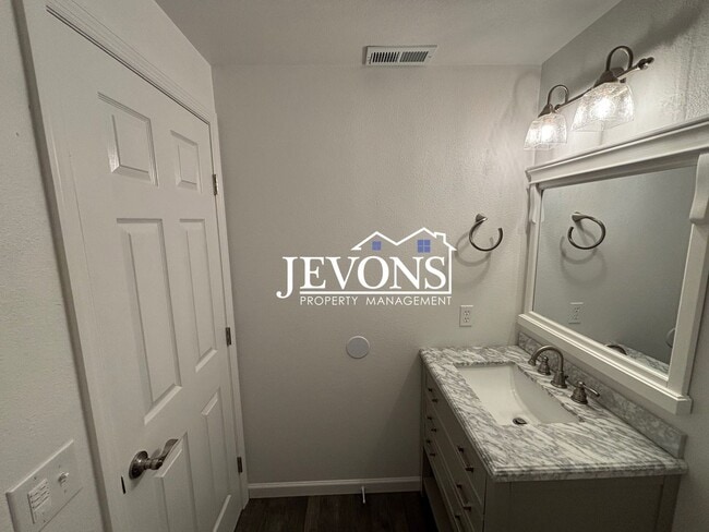 Building Photo - $500 Rent Credit - Charming 4-bedroom home with laundry and full kitchen, located near WA-17 and ...