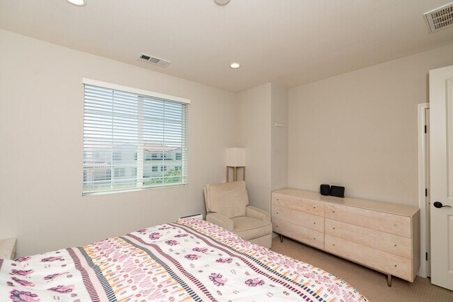 Building Photo - 3 Bedroom Townhome in the Veridian Community of Del Sur