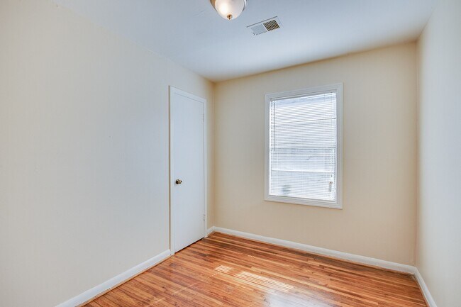 Building Photo - 3742 Dreyfus St