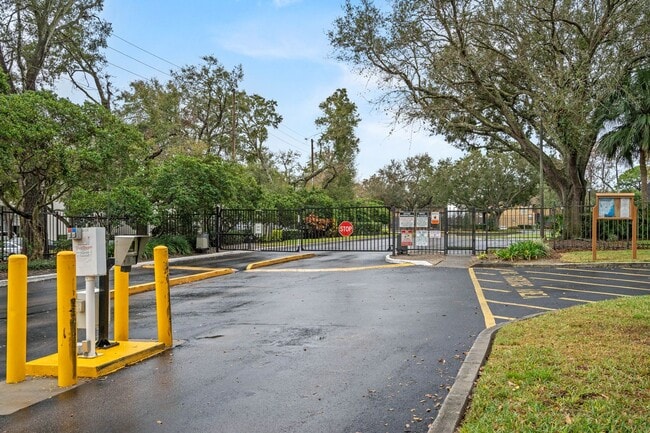 Building Photo - 1/1 Condo in Altamonte Springs ~ Gated Lak...