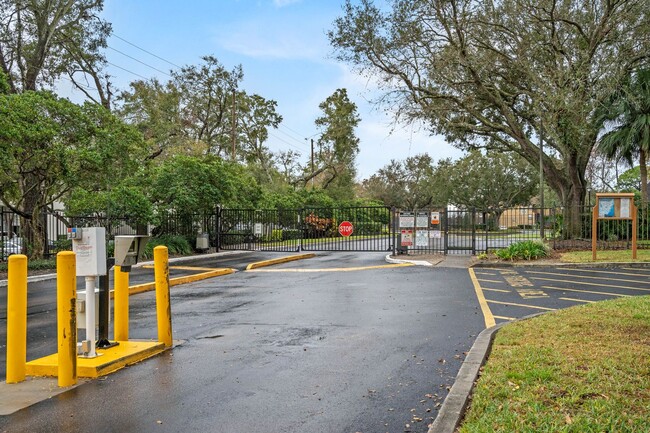 Building Photo - 1/1 Condo in GATED ~ LAKEFRONT community i...