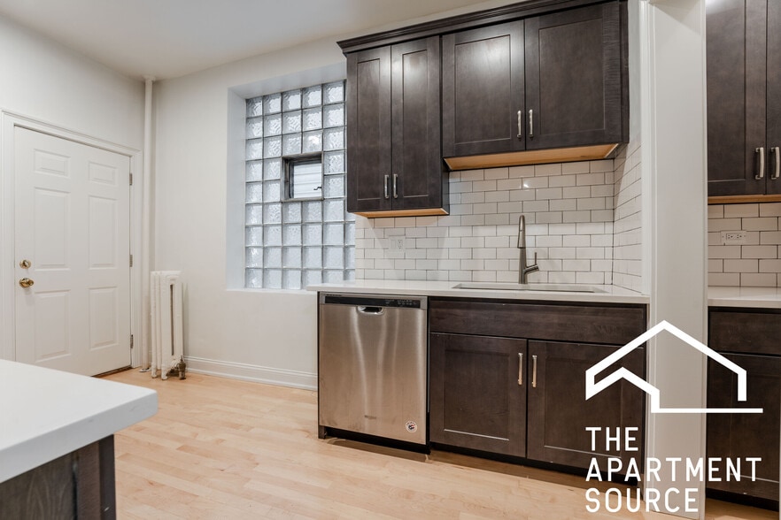 Building Photo - 652 W Buckingham Pl