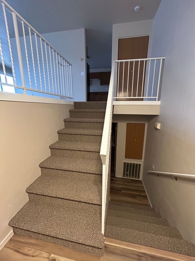 Building Photo - Split Level Townhouse