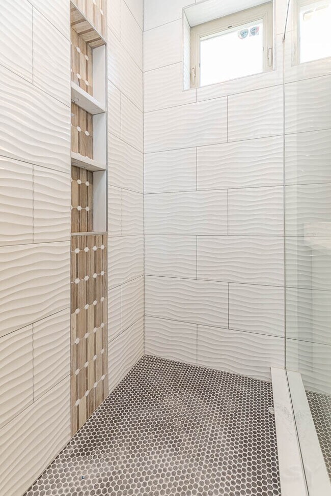 Building Photo - 6632 S Kenwood Ave