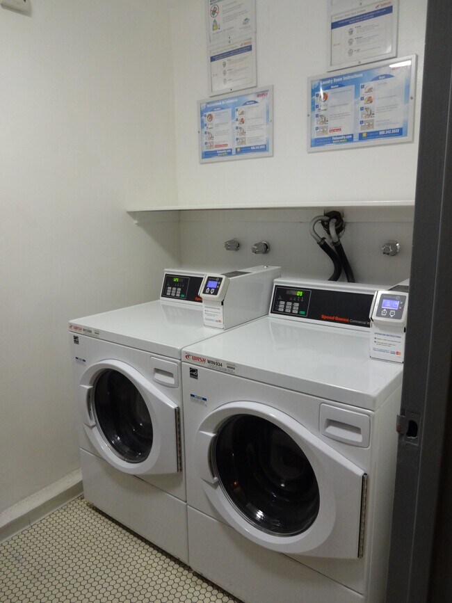 Community laundry room - 1010 Palm Ave