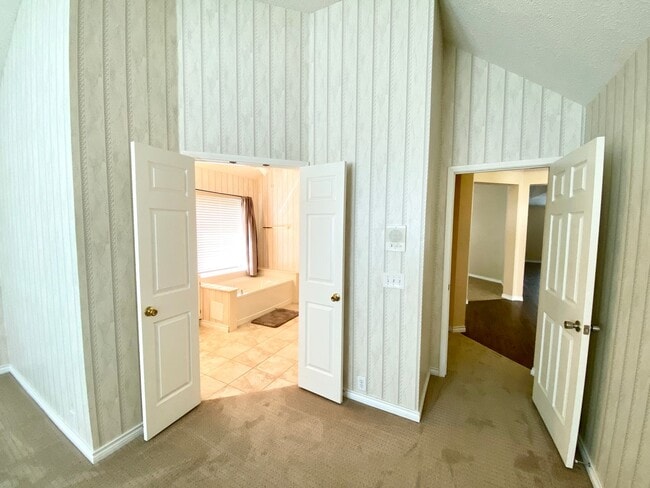 Building Photo - Introducing this inviting 3-bedroom, 2-bat...