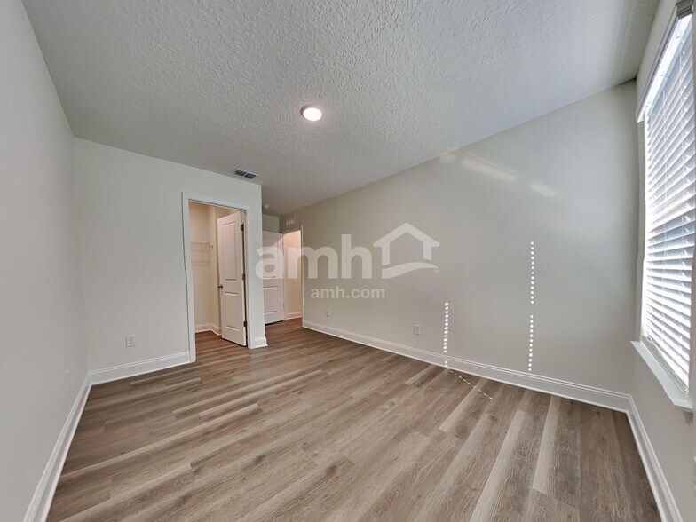 Building Photo - 11643 Hillside Dr