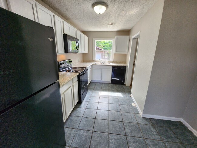 Building Photo - Spacious 2-Bedroom, 1-Bathroom Home AVAILABLE NOW!!
