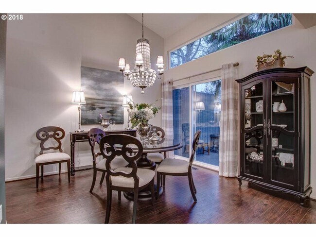 Building Photo - Great condo Next to Tanasborne