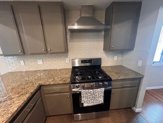 Building Photo - 4860 Lakeside Dr