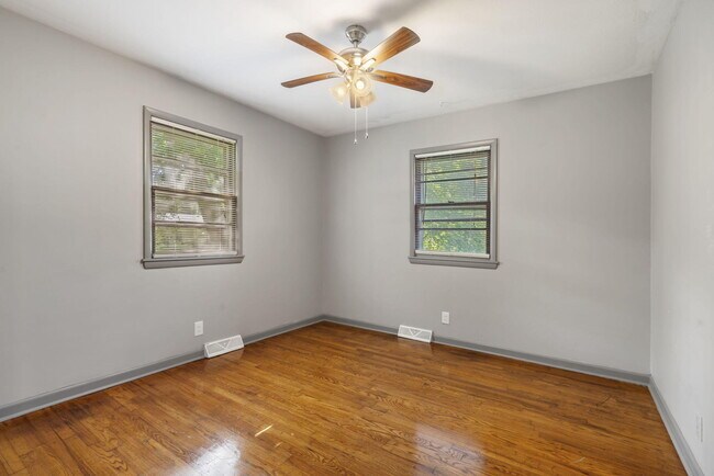 Building Photo - 938 E Lindberg St