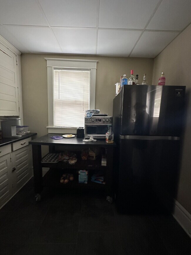 Building Photo - 6 bedroom 2 bath Duplex - available for Ju...