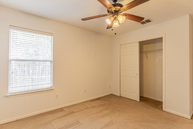 Building Photo - 8914 Walnut Springs