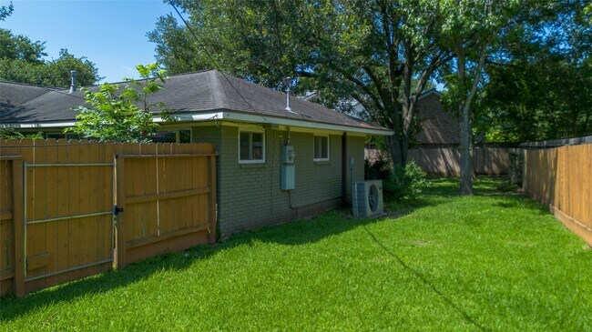 Building Photo - 5338 Creekbend Dr