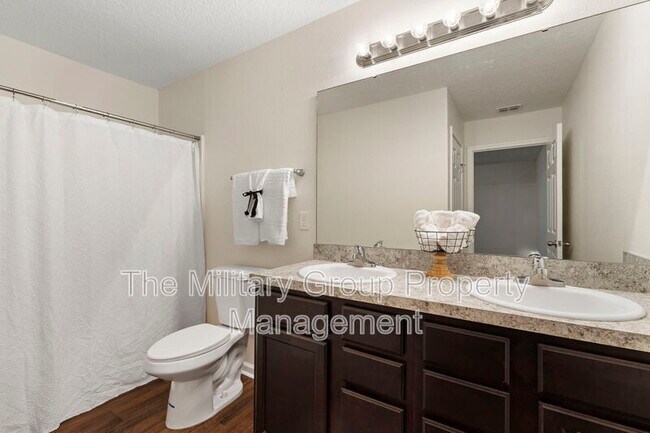 Building Photo - 1343 Pangola Dr