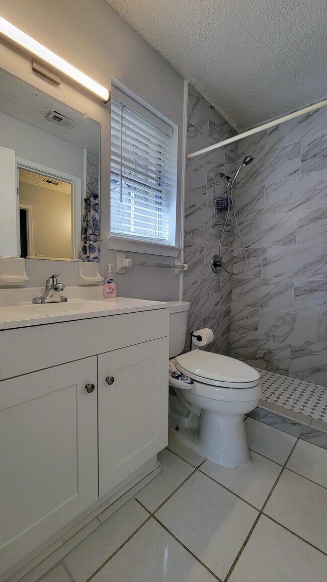 Building Photo - 1223 Redwood Ln