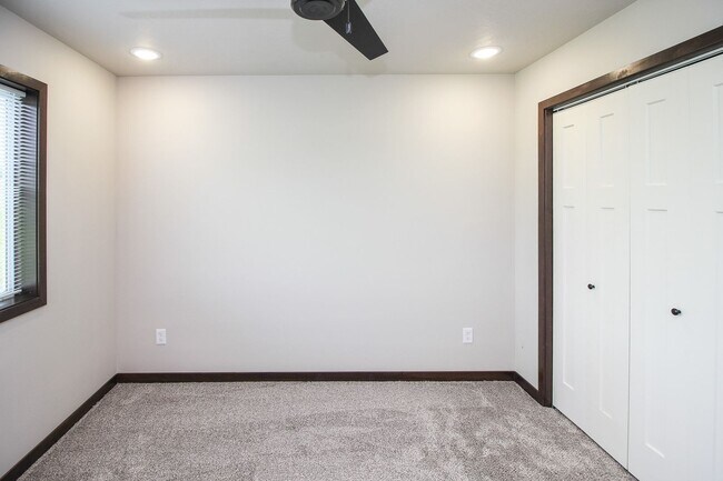Building Photo - Newer 3 bed 2 bath in Tea  Special rate $1775 with a 13 month lease