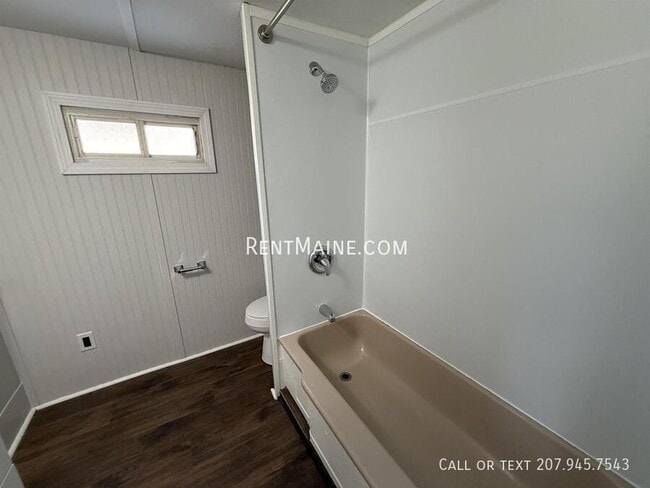 Building Photo - 681 Main Rd N