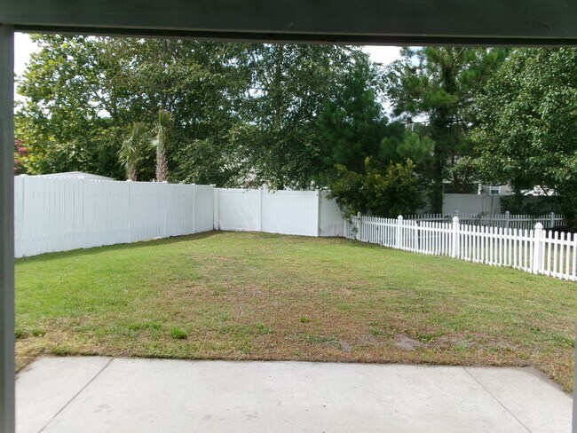 Building Photo - 3 bedroom, 2.5 bath home located in Bellegrove Preserve