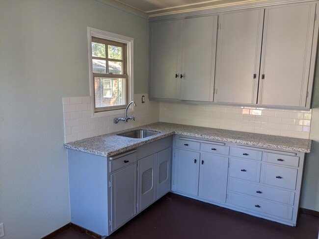 Building Photo - Stunning 1-bed, 1-bath Detached Cottage in...