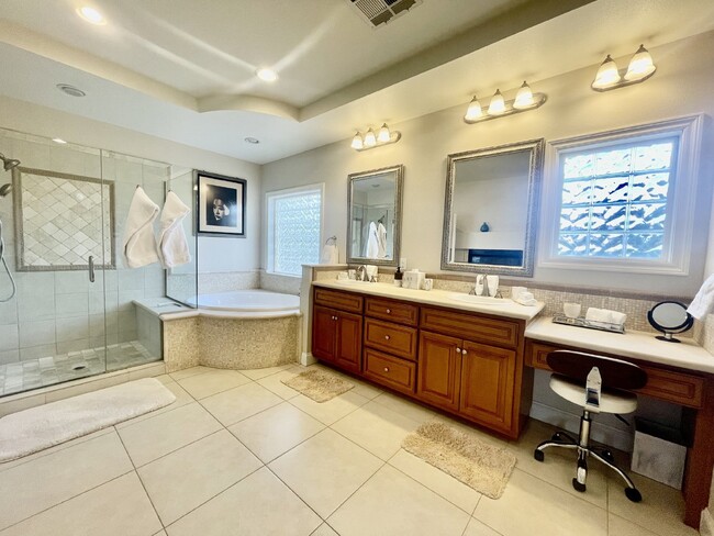 Building Photo - Luxurious 5-Bed, 4-Bath Fully Furnished Home in Henderson-