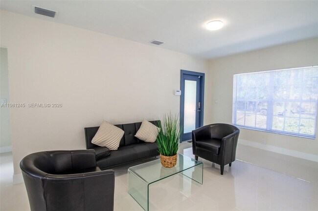 Building Photo - 2727 Calusa St