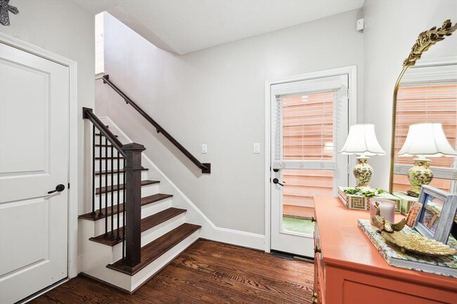 Building Photo - 1042 W 23rd St