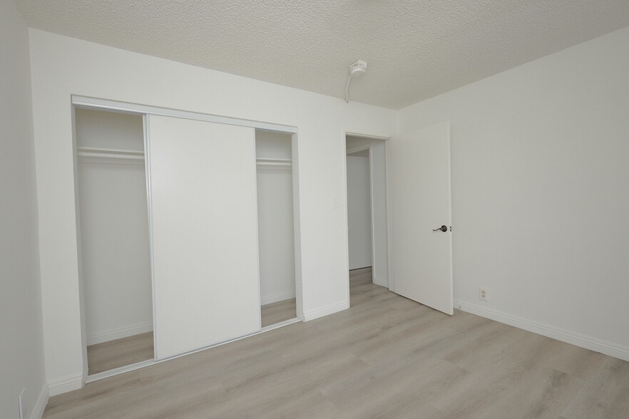 Building Photo - 1406 N Serrano Ave