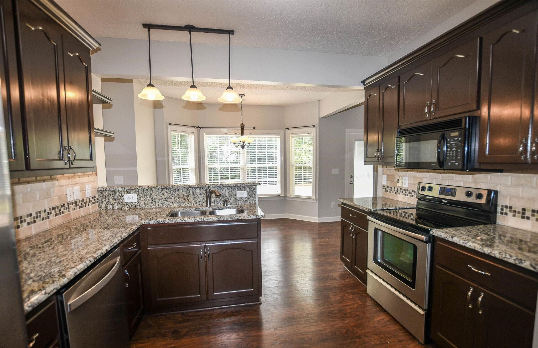 Building Photo - 105 Knotting Pl