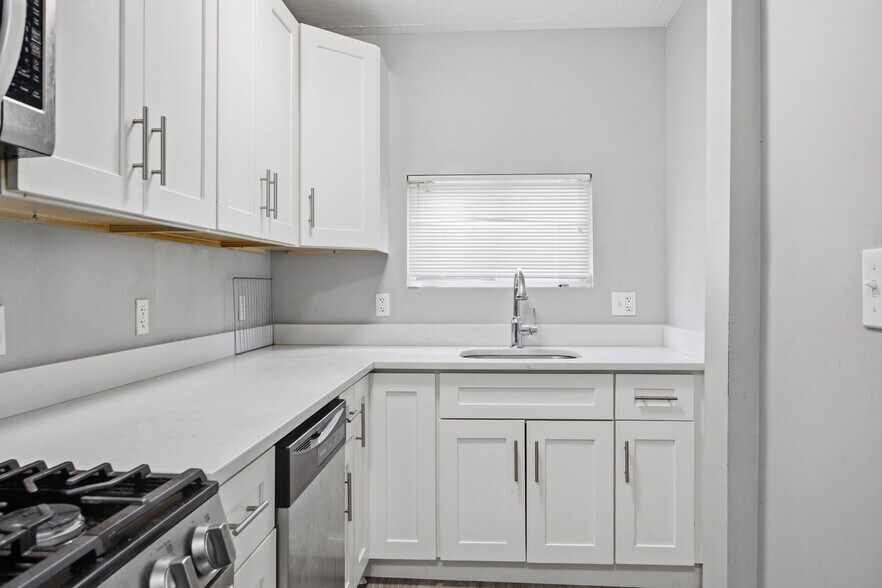 Building Photo - 827 Hinnerman St