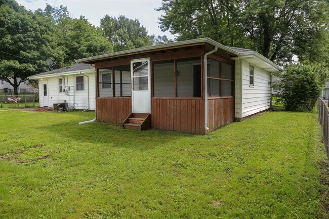 Building Photo - 631 Elm St