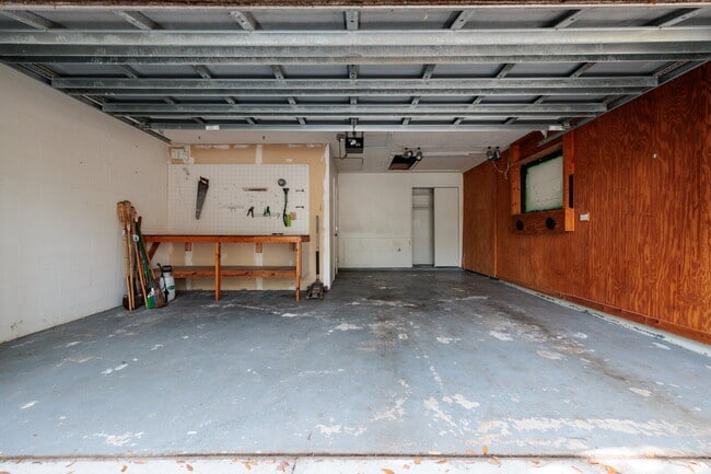 Building Photo - Charming single-family home nestled in des...