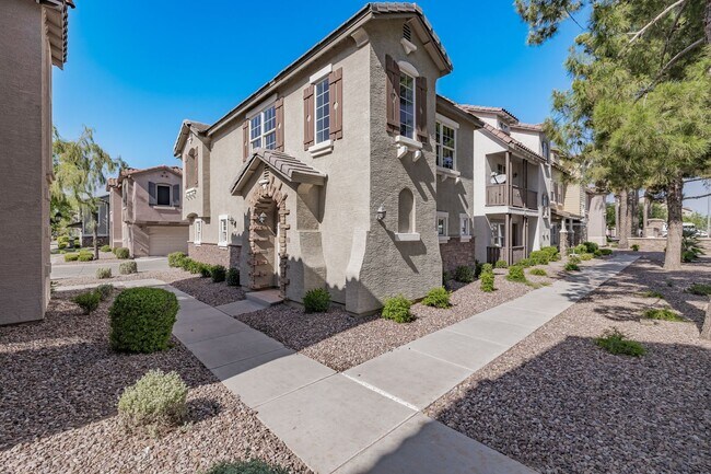 Building Photo - Newly updated townhouse with 2 car garage!