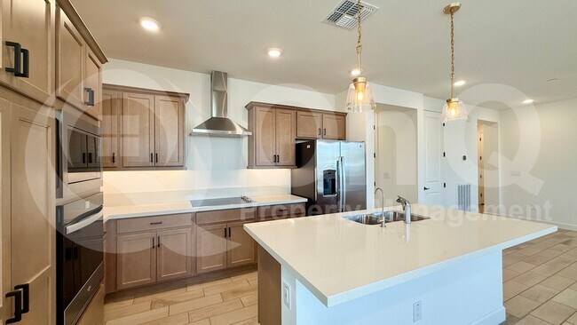 Building Photo - 2121 W Sonoran Desert Dr