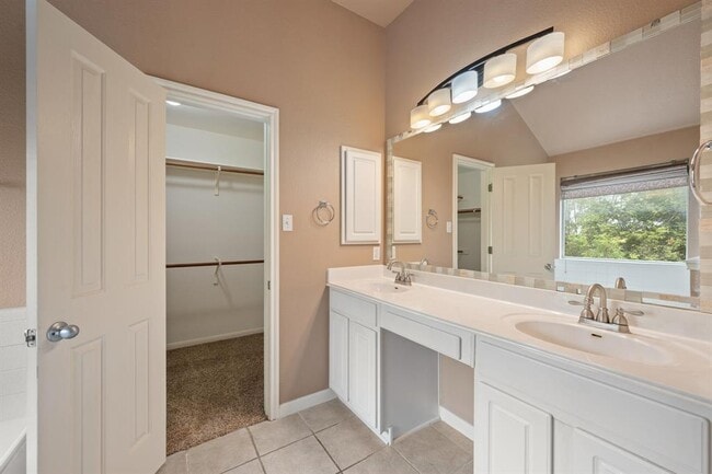 Building Photo - 1006 Shadow Valley Cove