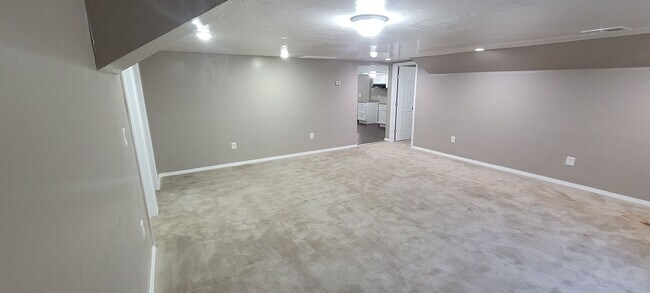 Building Photo - Cute 5 bedroom House