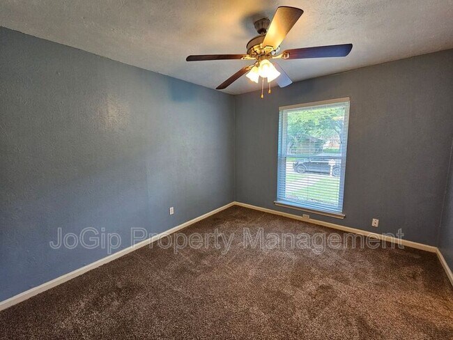 Building Photo - 216 Wesley Dr
