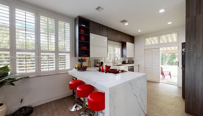 Building Photo - 3965 Hyde Park Cir
