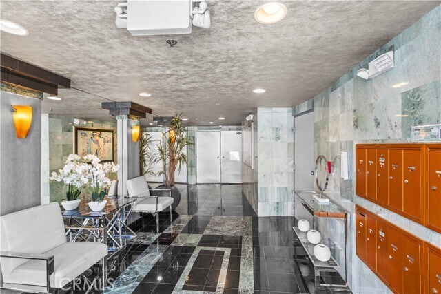 Building Photo - 10336 Wilshire Blvd