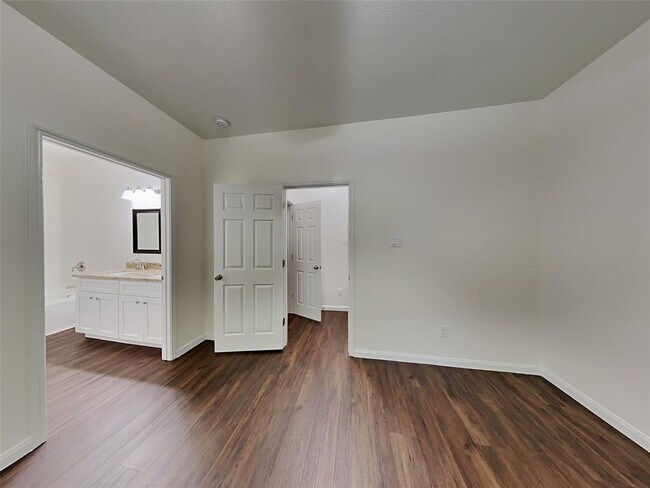 Building Photo - 2037 Vanamen Ct