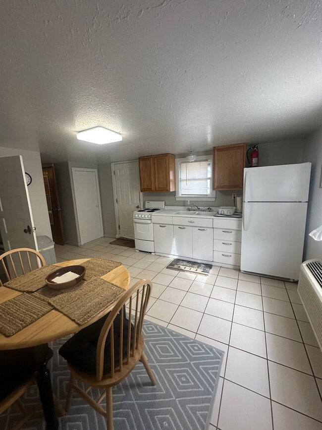 Building Photo - Fully Furnished Move In Ready 1 Bed Unit! ...