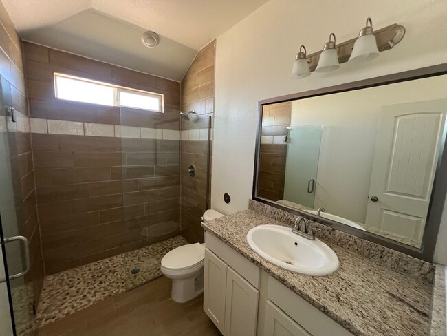 Building Photo - Stunning 3 bedroom, 3 bathroom home locate...