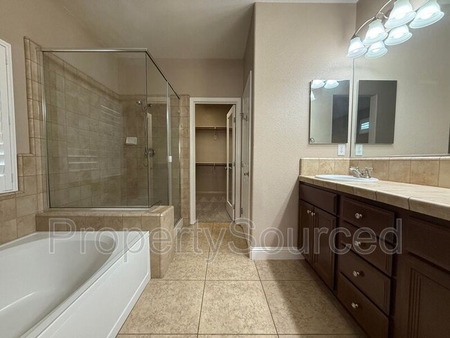 Building Photo - 2223 Ravenbrook Ln