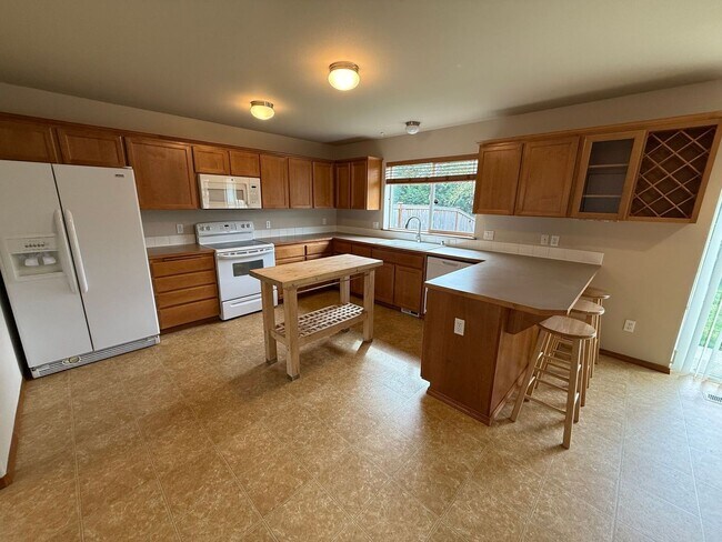 Building Photo - Beautiful 4 Bedroom in the Hidden Lake Community!