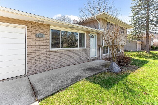 Building Photo - 25690 Glamorgan Dr