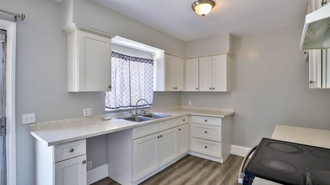 Building Photo - Fully REMODELED 3bed 2bath SFR. Great loca...